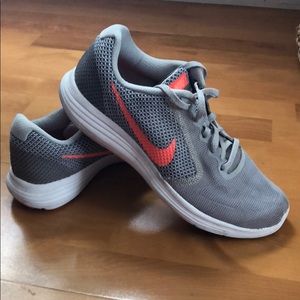 Nike Revolution 3 running shoes